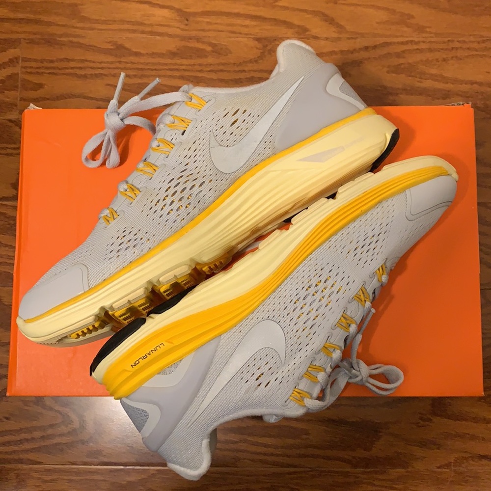 Never Worn Livestrong Nike Women’s Flyknit Lunar 3